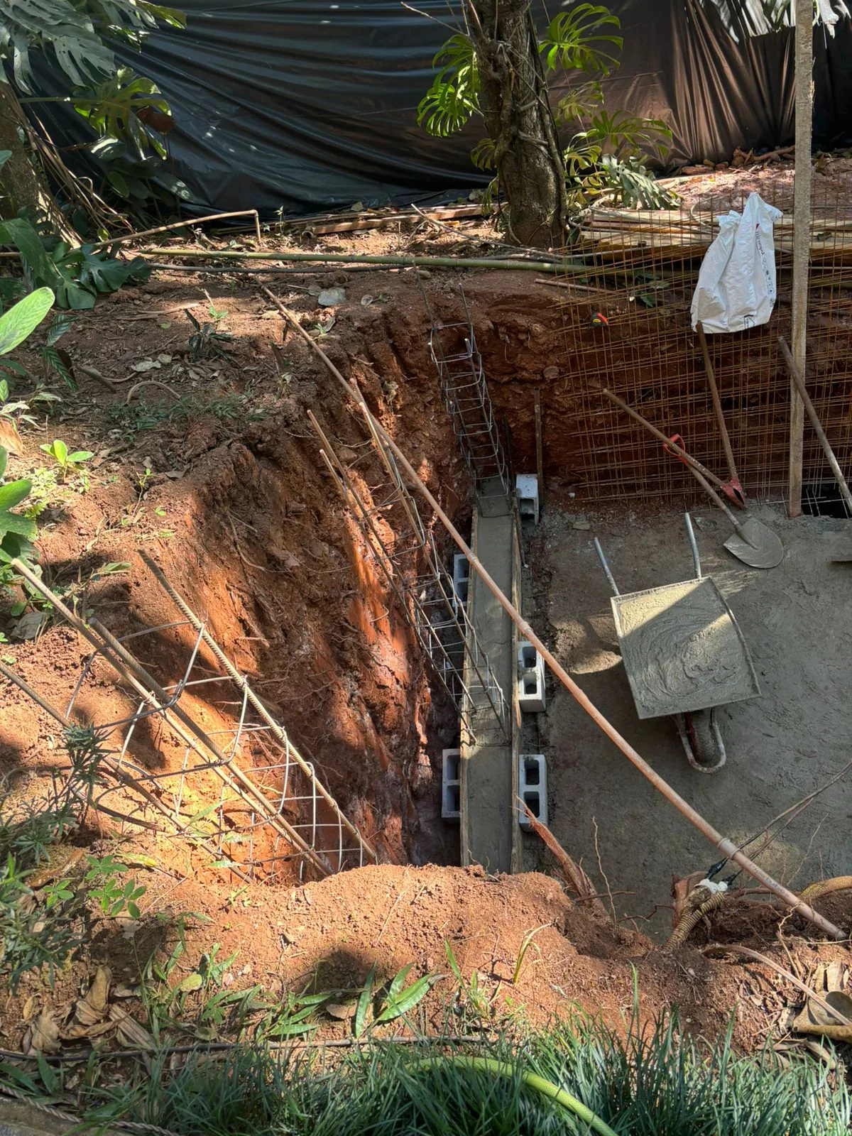 Cantiere: armatura e fondazione del muro di contenimento